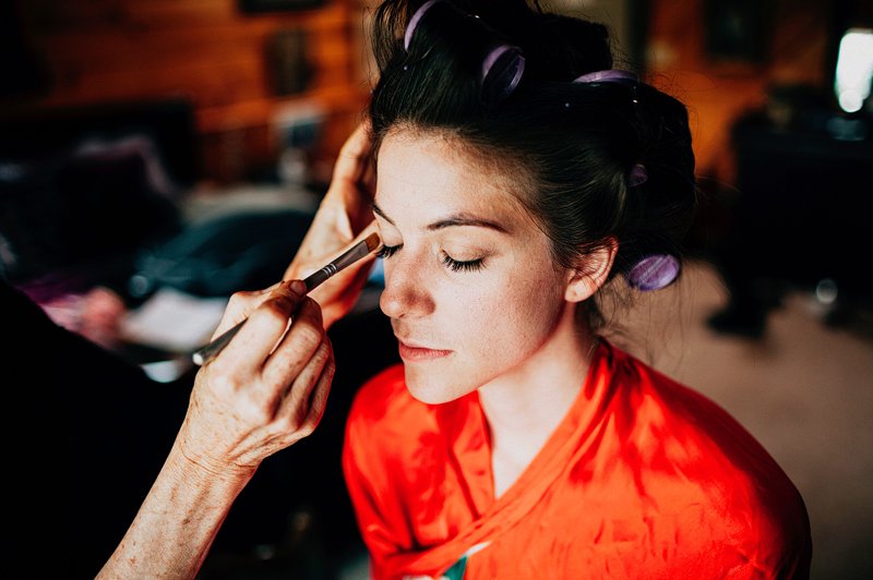 bride getting ready at kaaterskill farm 2