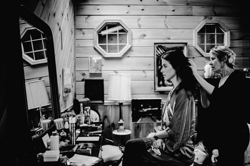 bride getting ready at kaaterskill farm 1