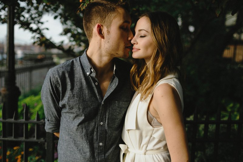 stylish brooklyn heights promenade engagement session